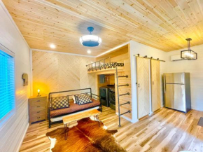 New Tiny cabin Hot tub Firepit Fenced yard